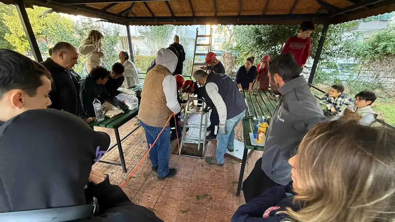 Muratpaşa’da 6 Yaşındaki Çocuk Foseptik Çukuruna Düştü! 1